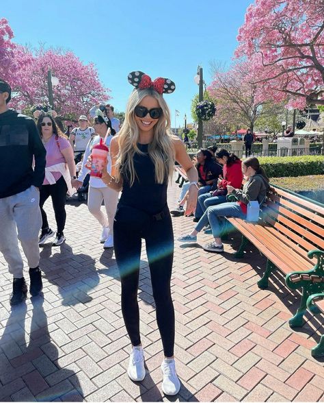 Warm Disneyland Outfit, Disneyland Outfit Christmas, Cold Disney World Outfits, Disneyworld Outfit February, Cute Outfits For Disney World Winter, Disney Outfit December, Disneyland Outfits In December, Epcot Outfit Ideas Winter, Disney Outfits Cold Weather