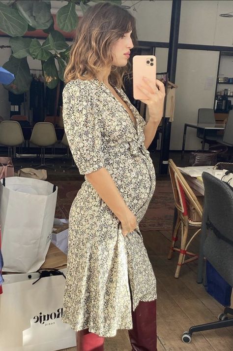 Chic Pregnancy Style, Pregnacy Fashion, French Outfits, Celebrity Maternity Style, French Chic Fashion, Summer Maternity Fashion, Winter Maternity Outfits, Preggo Fashion, Pregnant Celebrities