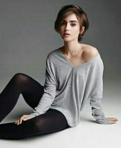 Foto favorita: Lily Collins (15) Lily Collins Short Hair, ليلي كولينز, Lily Collins Hair, Short Bob Styles, Punk Hair, Woman Sitting, Penteado Cabelo Curto, Trending Hairstyles, Girl Short Hair