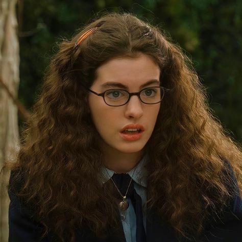 Diary Movie, 2000s Girl, Wallpaper Computer, Disney Songs, 90s Movies, 2000s Aesthetic, Princess Diaries, Girl Movies, Anne Hathaway