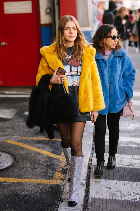 Street Style at New York Fashion Week Fall/Winter 2018 Ukrainian Street Style, Street Style Jacket, Gilda Ambrosio, Fashion For Petite Women, Street Style Blog, Nyfw Street Style, Trendy Street Style, Puffy Jacket, Street Outfit