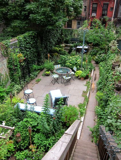 Nyc Garden Backyards, Nyc Patio, Ranch Beach House, Brownstone Garden, Tiny Courtyard, New York Brownstone, Shady Gardens, New York Townhouse, Townhouse Garden