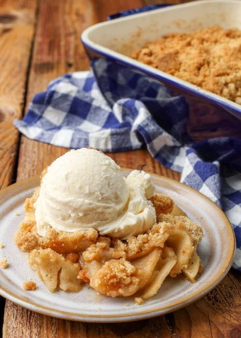 Apple Crisp without Oats Apple Crumb Bars, Apple Crisp No Oats, Apple Crisp Without Oats, Baked Apple Fritters, Apple Pie Desserts, Apple Blondies, Apple Crisp Topping, Fluffy Cinnamon Rolls, Apple Puff Pastry