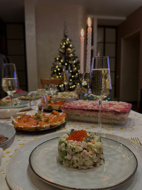 New year eve 2023, aesthetics Catering Aesthetic, New Years Dinner Party, Food Set Up, New Years Dinner, Xmas Dinner, New Year Eve, Hosting Christmas, Healthy Food Motivation, Christmas Mood