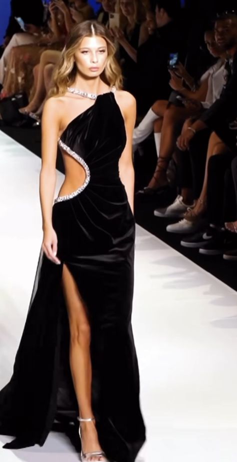 Black Tie Dress Code Women, Hollywood Theme Party Outfit, Black Gala Dress, Versace Black Dress, Glam Prom Dresses, Ballroom Dress Inspiration, Black Tie Dress Code, Gala Dress, Woman Suit Fashion