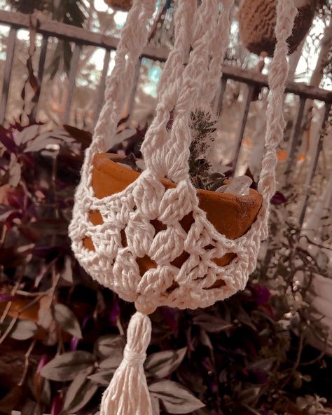 FREE Boho Plant Hanger Crochet Pattern — Baecrochett by Lizzy & Becky Quick Crochet Plant Hanger, Plant Hanger Crochet, Crochet Plant Hangers, Macrame Products, Crochet Plant Hanger, Crochet Sloth, Macrame Crafts, Macrame Plant Hanger Patterns, Confection Au Crochet