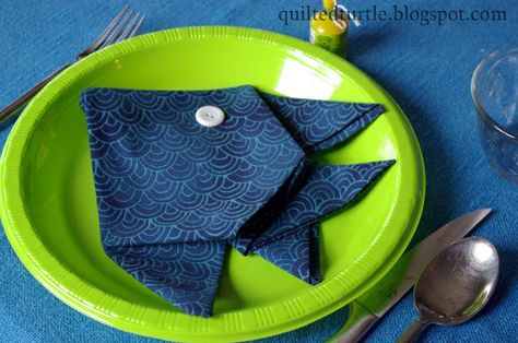 napkin folding tutorial Creative Napkin Fold, Diy Napkin Folding, Folded Napkins, Napkin Folding Tutorial, Fishing Themed Birthday Party, Folding Napkins, Fold Napkins, Napkin Art, Napkin Folding Ideas