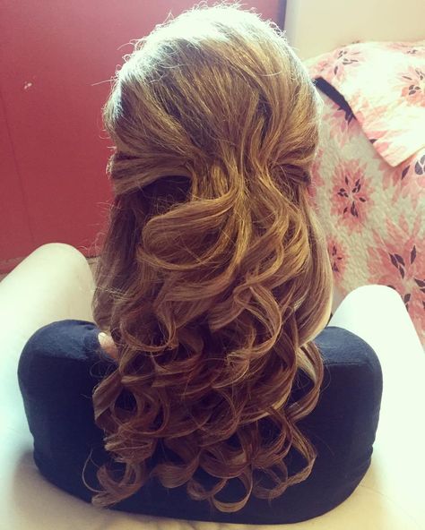 Long Curly Half Up Hairstyle Mother Of The Bride Hairdos, Mother Of The Groom Hairstyles, Asymmetrical Hairstyles, Mother Of The Bride Hair, Diane Keaton, Long Hair Updo, Half Updo, Hairstyles Over 50, Half Up Hair