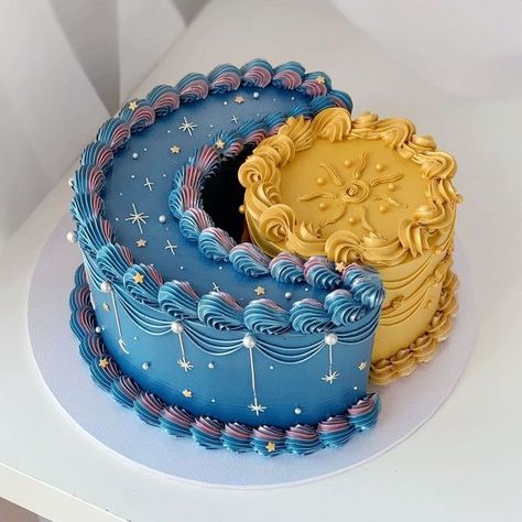 Sun And Moon Cake, Sun Cake, Bolo Vintage, Twin Birthday Cakes, Planet Cake, Lollipop Cake, The Sun And The Moon, Sun And The Moon, Funny Birthday Cakes