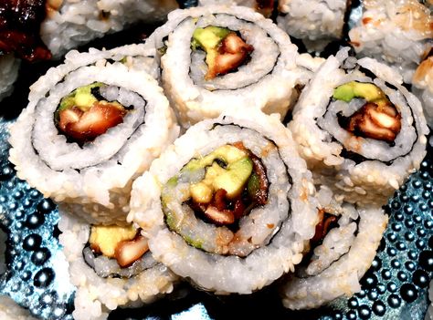 Vegan Shiitake Mushroom Sushi Roll!  This turned out so good!!!! Philly Roll Sushi, Mushroom Sushi, Maki Recipe, Sushi Vinegar, Miso Soup Recipe, Fruit Sandwich, Roll Sushi, Sushi At Home, Vegan Sushi