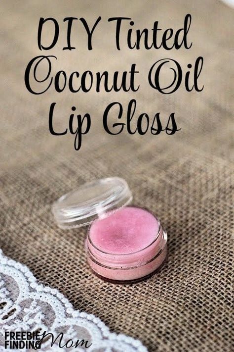 DIY Tinted Coconut Oil Lip Gloss - Moisturize your lips with this all natural DIY lip gloss. You can personalize your homemade lip gloss by adding your favorite lipstick. What other homemade beauty recipes do you use? Coconut Oil Lip Gloss, Homemade Lip Gloss, Oil Lip Gloss, Săpunuri Handmade, Homemade Beauty Recipes, Lip Balm Recipes, Diy Lip Gloss, Diy Kosmetik, Diy Lip Balm