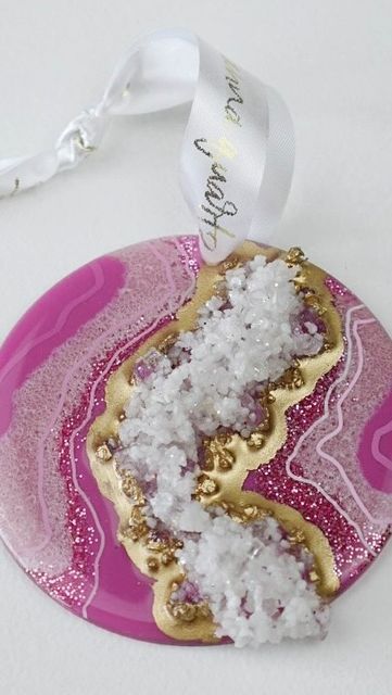 BRI S. | MIXED MEDIA ARTIST on Instagram: "Holiday tree ornaments geode style! These beauties feature authentic quartz crystal on them!🎄 #christmas #christmasornament #christmasdecor #christmastree #geodeart #agateart #crystal" Geode Ornaments Diy, Diy Christmas Ball, Agate Art, Christmas Resin, Resin Ornaments, Resin Christmas, Stone Ornaments, Geode Art, Glitter Diy