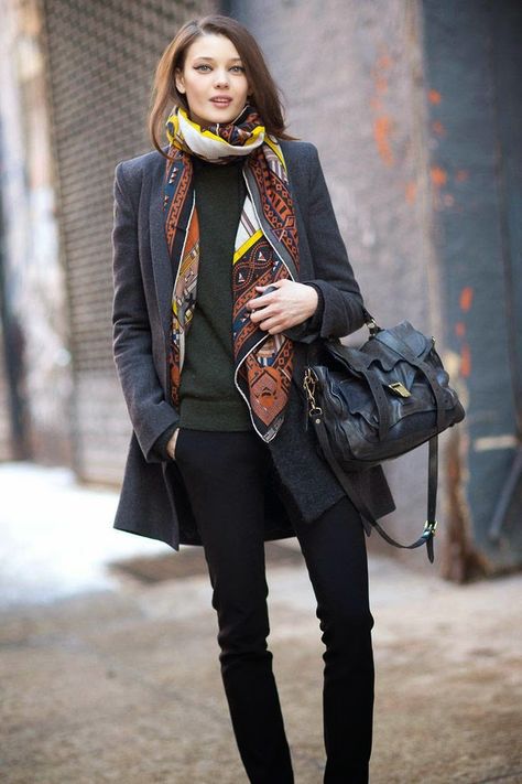 how to wear a scarf via @districtofchic via @sallymcgraw London Street Fashion, Street Mode, Jeanne Damas, Womens Fashion Casual Fall, Womens Fashion Casual Spring, Womens Fashion Casual Summer, How To Wear Scarves, Casual Chic Style, 가을 패션