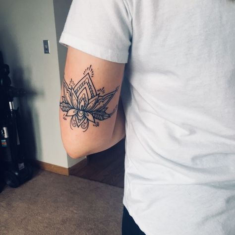 #CoolTattoos #TattooArt #InkMaster #TattooDesigns #InkedUp #TattooLovers #InkInspiration #TattooIdeas #CreativeInk #TattooStyle Tricep Mandala Tattoo, Elbow Arm Tattoo, Womens Tricep Tattoo, Women Tricep Tattoo, Back Of Elbow Tattoos For Women, Tattoo Behind Arm Above Elbow, Tricep Tattoos Women, Above Elbow Tattoos For Women, Lotus Tattoo Men