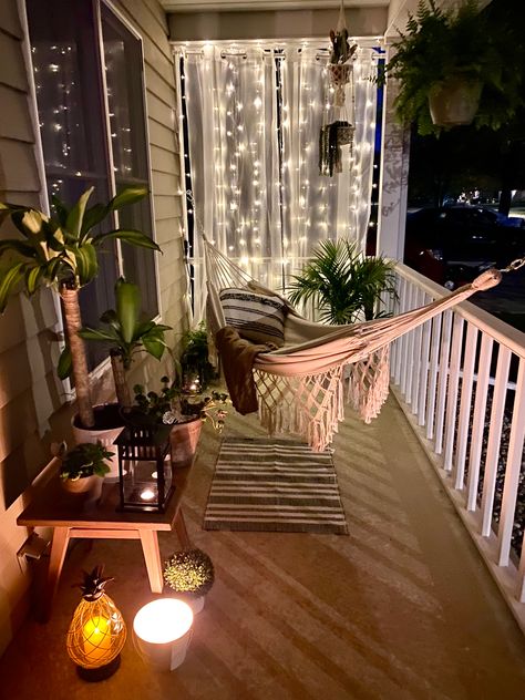 Balcony With Hammock, Apartment Patio Fence Ideas, Cute Balcony Decor Ideas, Balcony Ideas Aesthetic, Apartment Aesthetic Balcony, Small Balcony Decor Simple, Plant Patio Apartment, Small Deck Ideas Apartment, Privacy Porch Ideas Apartment Balconies