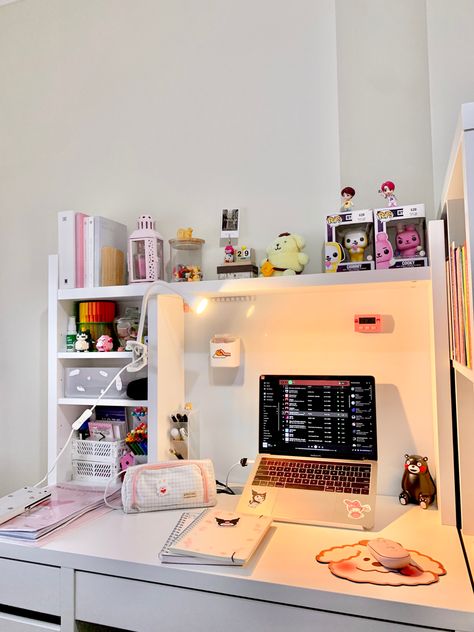 Study Table Setup Aesthetic, Study Table Setup Ideas, Aethstetic Desk Ideas, Ikea Desk Inspiration, Aesthetic Desk With Shelves, Diy Desk Makeover Ideas, Study Desk Ideas Bedroom, Big Desk Aesthetic, Study Room Ideas Aesthetic