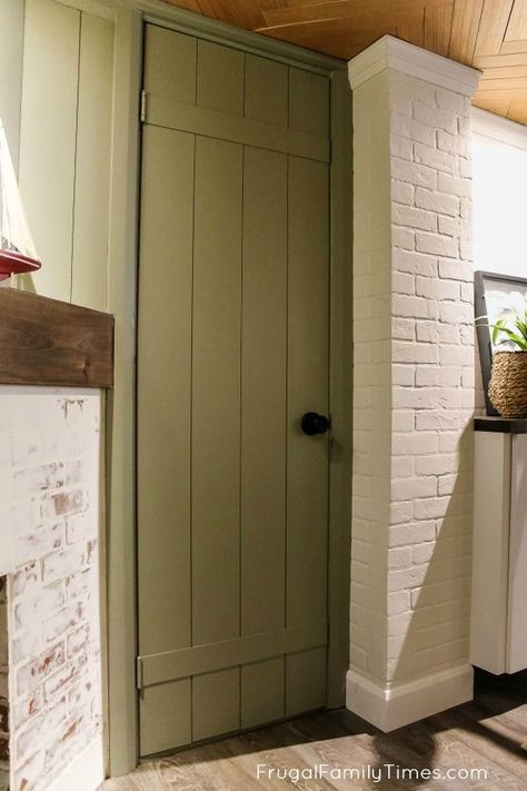 Flat to Fabulous: a dull door is transformed to a vintage tongue and groove look on a tiny budget! This hollow core door makeover is easy and affordable and looks lovely. Perfect for a cottage or farmhouse style room. Paired with a beautiful modern doorknob set for contrast the look is subtle yet interesting! #cottagedecor #farmhousedecor #diy #howto #homeprojects Diy Cabinet Paneling, Beadboard Door Makeover, Plywood Door Makeover, Beadboard Doors Diy, Farmhouse Bathroom Door Ideas, Diy Farmhouse Doors Interior, Shiplap Interior Doors, Diy Shiplap Door, Tongue And Groove Door