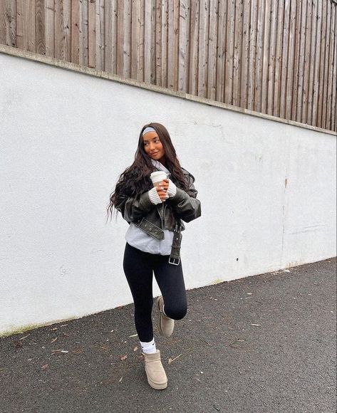 Winter Outfits For Campus, Ugg And Leggings Outfit, Cosy Outfits Winter, Ugg Street Style, Ugg Outfit Ideas Winter, Winter Legging Outfits, Legging Outfits Winter, Winter Outfit Leggings, Uni Outfits Uk