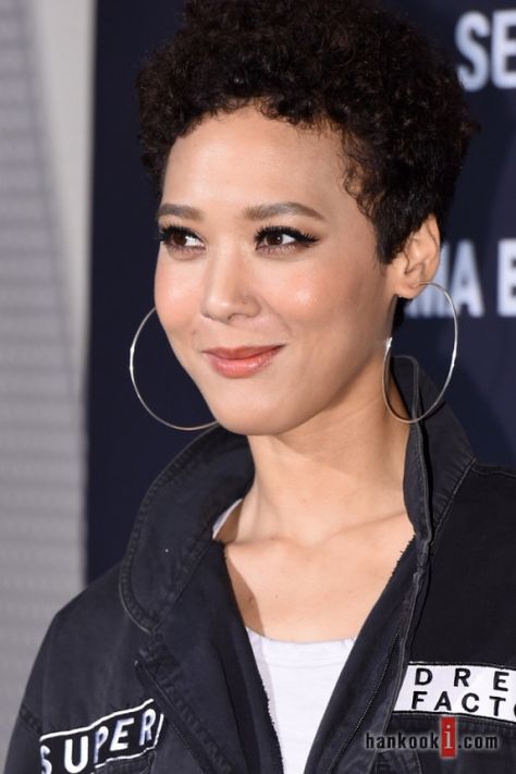 Yoon Mi-rae Yoon Mirae, Yoon Mi Rae Kpop, Kim Rachel Yoory Photoshoot, Tomorrow Kdrama Kim Hee Sun, Yoon Mi Rae, Portrait Drawing, Short Hair Styles, Hoop Earrings