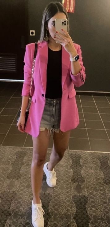 Outfits With Pink Blazers For Women, Pink Blazer Shorts Outfit, Blazer Outfits Pink, Pink Blazer And Sneakers Outfit, Pink Blazer Summer Outfit, Outfit Con Blazer Rosa Palo, Casual Pink Blazer Outfits, La Looks Outfits, How To Wear Pink Blazer