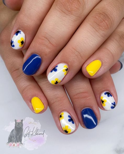 Dreaming of sunny skies and blooming fields! ☀️🌼 These blue and yellow nails adorned with delicate flower art are the perfect accessory for embracing the beauty of nature. @lightelegancehq products used #shortnails #nailart #flowernailart #getklawed #480nails #602nails #aznails #aznailsalon #phxnails #smallbusiness #nailsmagazine #tempe #chandler #nails #nailsofinstagram #nailinspo #independentnailtech #gelx #gelxnails #acrylicnails #gelnails #hardgelnails #hardgel #biab #biabnails Blue Yellow White Nails, Blue And Yellow Nail Art, Blue And Yellow Nail Ideas, Blue And Yellow Nails Designs, Michigan Nails, Blue Yellow Nails, Yellow And Blue Nails, Blue And Yellow Nails, Biab Nails