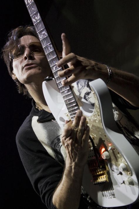 Steveo 2000s, Stevie Vai, Steve Vai Wallpaper, Steve Vai 80s, Black Stratocaster David Gilmour, Guitar Legends, Steve Vai Guitar, Steve Vai, Rock Guitarist