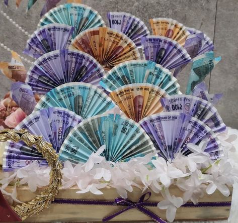 Money Packing Ideas For Wedding, Note Decoration, Leaf Decor Wedding, Wedding Packing, Chocolate Bouquet Diy, Diy Floral Decor, Trousseau Packing, Plate Decoration, Wedding Gift Pack