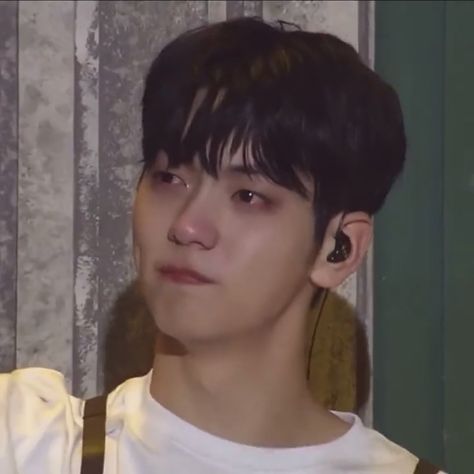 soobin crying saying goodbye to moas at fanlive 040322 Soobin Crying, Shocked Face, Crying Face, Angry Face, Txt Soobin, Love My Boyfriend, Dont Cry, Saying Goodbye, Music Icon