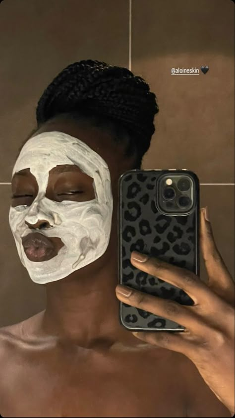 Self Care Black Aesthetic, Facemasks Skincare, Face Mask Aesthetic, Best Friend Outfits, Care Aesthetic, Black Femininity, Pretty Skin Care, Pretty Skin, Skincare Makeup