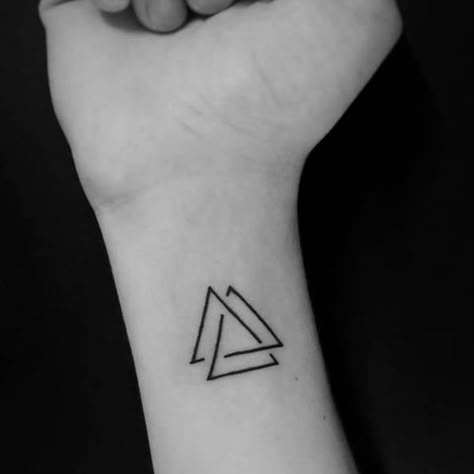 Tatouage géométrique avec détails - 15 idées de tatouages géométriques Tattoo Triangle, Triangle Tattoo Meaning, Triangle Tattoo Design, Borneo Tattoo, Tattoo Placements, Tato Henna, Tattoo Minimalist, Triangle Tattoos, Inspiration Tattoos