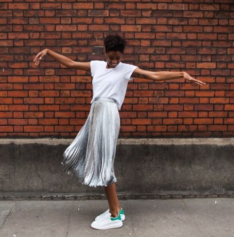 saia! metálico! Silver Pleated Skirt, Rok Outfit, Adidas Shoes Women, Mode Casual, Looks Street Style, Outfit Trends, Mode Inspo, Looks Style, Mode Inspiration