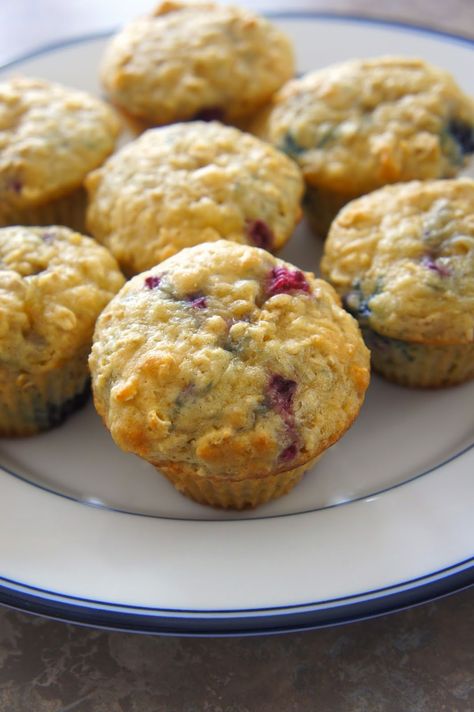 Oatmeal Greek Yogurt Muffins, Muffins Savory, Greek Yogurt Oatmeal, Oatmeal Muffins Healthy, Greek Yogurt Muffins, Berry Oatmeal, Oatmeal Yogurt, Fruit Muffins, Yogurt Muffins