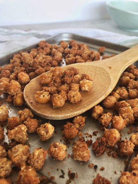 Crispy Garlic Parmesan Roasted Chickpeas - In Fine Taste Garlic Chickpeas, Chickpea Recipes Roasted, Chickpea Snacks, Crunchy Chickpeas, Crispy Garlic, Crispy Chickpeas, Snack Mix Recipes, Chickpea Recipes, Snack Attack