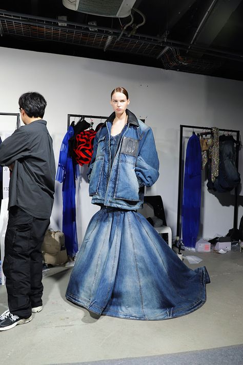 Backstage Moments at JUUN.J Spring Summer 2025 Show Oversized Denim Outfit, Denim Runway, Runway Model Aesthetic, High Low Ball Gown, Uni Fashion, Jacket Silhouette, Juun J, Summer 2025, Diy Fashion Clothing