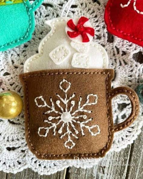 Flat Christmas Ornaments Diy, Hot Chocolate Felt Ornament, Felt Snowglobe Ornaments, Christmas Ornaments To Sew Free Patterns, Felt Ornaments Easy, Diy Coffee Ornaments, Christmas Crafts Fabric, Cricut Felt Projects Christmas, Free Felt Templates