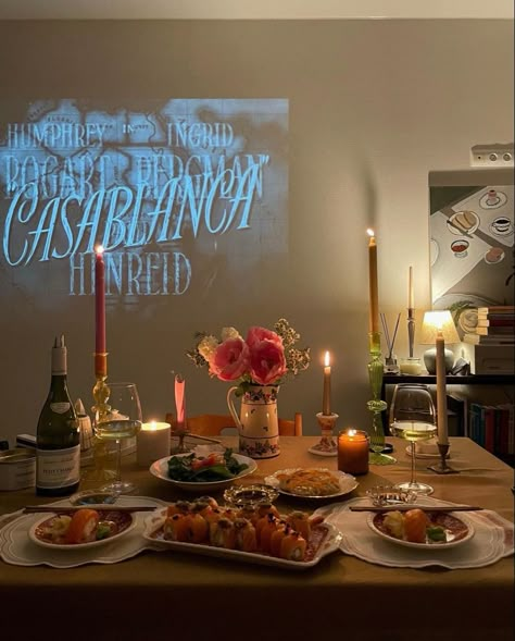 Movie Projector Aesthetic, Movie Projector Bedroom, Christmas Movie Themed Dinner, Movie Themed Dinner, Winter Movie Night, Aesthetic Projector, Projector Aesthetic, Movie Night Christmas, Projector Screen Ideas