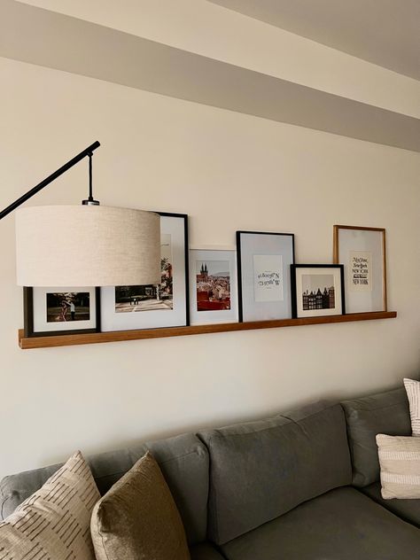 Behind the couch apartment inspo Pictures Above Sectional Couch, Wall Art Living Room Behind Couch, Sofa With Painting Above, Wall Decorations Behind Couch, Corner Couch Pillow Arrangement, Lamp Behind Couch Corner, Behind Couch Lamp, Corner Couch Decor, Posters Above Couch