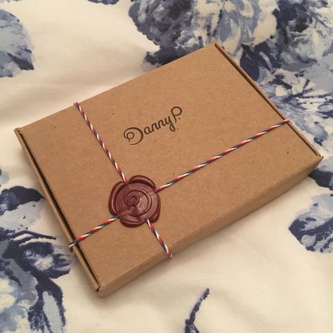 @DannyPstyle Slimline Wallet packaging. So cool. Wallet Packaging Ideas, Bags Quotes, Wallet Packaging, Game Packaging, Leather Packaging, Handcraft Ideas, Chocolate Aesthetic, Ecommerce Packaging, Wallet Ideas