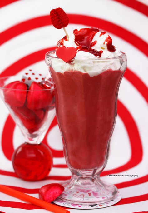 Creamy Red Velvet Milkshake Red Velvet Milkshake Recipe, Red Velvet Milkshake, Milkshake Recipe Easy, Red Drinks, Red Velvet Cake Mix, Milkshake Recipe, Cup Of Milk, Milkshake Recipes, Strawberry Puree