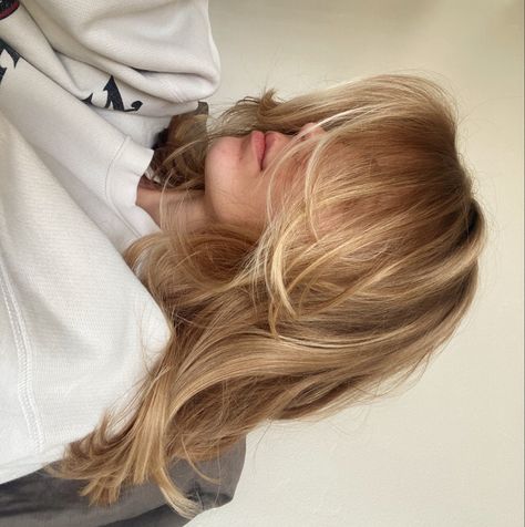 Blond Butterfly Haircut, Mostly Blonde Highlights, Haircuts To Make Your Forehead Smaller, Blonde Hair Wedding Styles Half Up, Niykee Heaton Hair, Blonde Hair Lots Of Layers, Curtain Bangs And Layers Shoulder Length, 90s Layers Unstyled, Blonde Layered Haircut