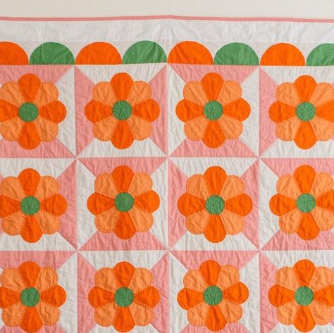 Erin Grogan of Love Sew Modern on Instagram: "I’ve just finished unpacking everything from International Quilt Market and thought I’d celebrate by sharing a pattern from my book, Retro Curved Pieced Quilts. This is Darling Daisies. When making this quilt I kept referring to it as Grandmother’s Kitchen. It reminds me of coming together around the kitchen table and catching up with family over something warm to drink and sweat to eat.   Fabric is @artgalleryfabrics Pure Solids Photography by @the_quiltographer   #retrocurvedpiecedquilts #lovesewmodern #artgalleryfabrics #agfpuresolids #bigstitchquilting" Marigold Quilt Block, 70s Quilt Patterns, Retro Quilt Patterns, 70s Quilt, Easy Quilts For Beginners, Retro Quilt, Flowers Quilt, Solid Quilt, Homemade Quilts