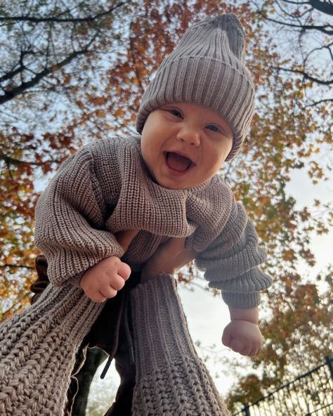 Fall Family Photos Aesthetic, Fall Family Aesthetic, Fall Baby Aesthetic, Fall Photos With Baby, Baby Autumn Photography, Autumn Baby Photoshoot, Winter Baby Pictures, Fall Baby Photos, Fall Newborn