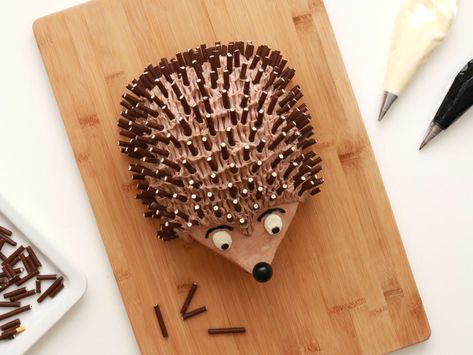 Porcupine Cake, Corgi Cake, Easy Entertaining Food, Hedgehog Cupcake, Sloth Cakes, Sonic Birthday Cake, Sonic The Hedgehog Cake, Hedgehog Cookies, Pocky Sticks