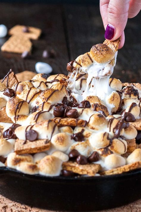 Grilled Smores, Dessert Nachos Recipe, Dessert Nachos, Easiest Dessert, Smores Dessert, Chop Recipes, Recipes With Marshmallows, Nachos Recipe, S'mores