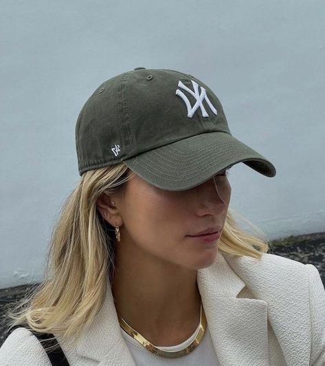 Yankee Cap Aesthetic, Yankees Cap Women Outfit, Baseball Caps Aesthetic, Ny Baseball Cap Outfit, New Era Cap Outfit Woman Style, Green Ny Hat, Aesthetic Baseball Caps, Aesthetic Hats Baseball Caps, New Era Cap Outfit Woman