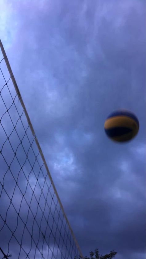 Wallpaper Volleyball, Volleyball Backgrounds, Volleyball Photography, Volleyball Wallpaper, Volleyball Photos, Ball Aesthetic, Volleyball Inspiration, Volleyball Workouts, Haikyuu Volleyball