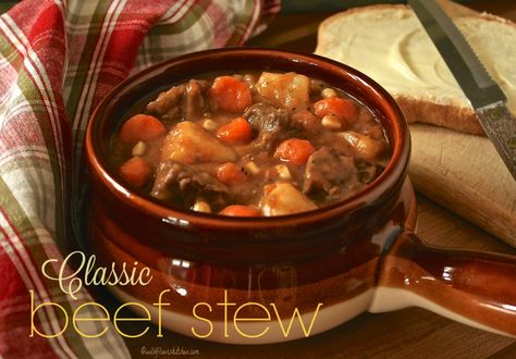 Thick and Hearty Classic Beef Stew Dinty Moore Beef Stew, Classic Beef Stew Recipe, Beef And Potato Stew, Classic Beef Stew, Hearty Beef Stew, Beef Stew Crockpot, Slow Cooker Beef Stew, Cooked Apples, Crockpot Beef