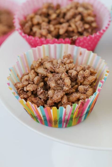 A simple CLASSIC CHOCOLATE CRACKLES RECIPE made with rice bubbles, cocoa, icing sugar, coconut and copha… a kids party food favourite!    #chocolate #crackles #recipe #conventional #thermomix #party #food #kids Choc Crackles Recipe, Crackles Recipe, Matilda Party, Chocolate Crackles Recipe, Honey Joys, School Baking, Party Food Favorites, Party Food Kids, Aussie Recipes