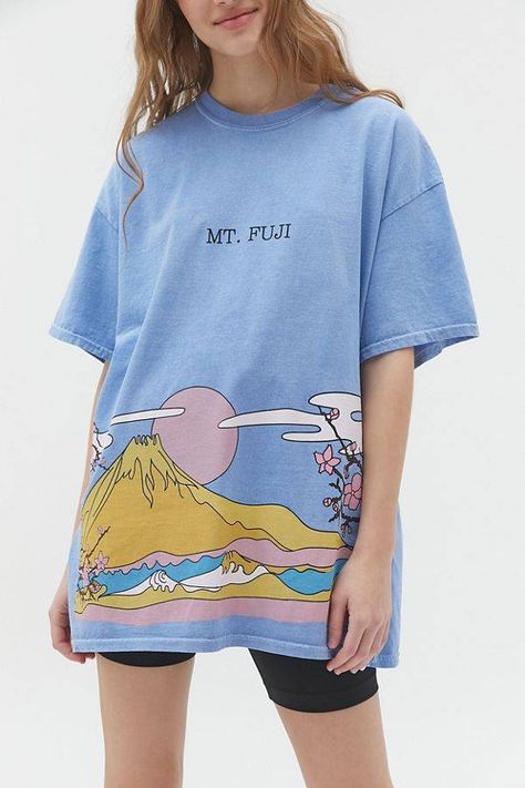 The 20 Best Oversize T-Shirts for Women | Who What Wear Urban Outfitters Outfit, Oversize Tshirt Outfits, Urban Outfitters Clothes, Diy Vetement, Mt Fuji, Aesthetic T Shirts, Urban Dresses, Hoodie Outfit, Tshirt Outfits