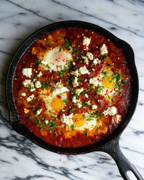 Shakshuka Recipes, Mexican Breakfast Recipes, Mexican Breakfast, Egg Dish, Baked Eggs, Breakfast For Dinner, Iron Skillet, Narwhal, Breakfast Dishes